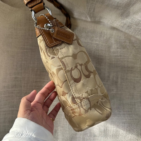 Coach Chelsea Optic Signature Hobo (G0771-10990) - Picture 3 of 12